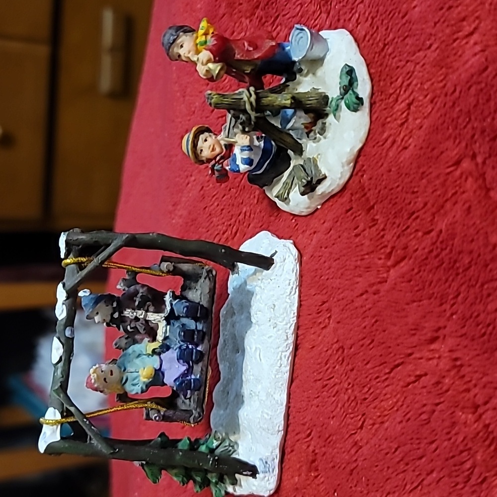 Set of 2 Village figures (outdoor theme)